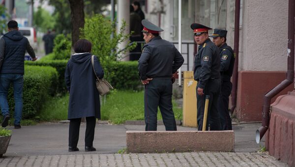 Сотрудники милиции на пересечении улиц Киевской и Тыныстанова, где было сообщение о бомбе - Sputnik Кыргызстан