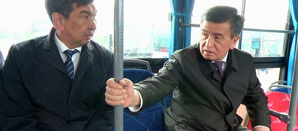 Жээнбеков прокатился на новом китайском автобусе по Бишкеку. Видео Жээнбеков прокатился на новом китайском автобусе по Бишкеку. Видео - Sputnik Кыргызстан