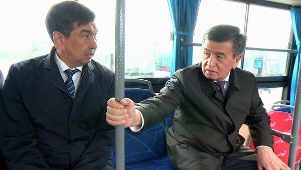Жээнбеков прокатился на новом китайском автобусе по Бишкеку. Видео - Sputnik Кыргызстан