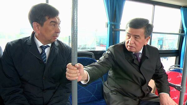 Сооронбай Жээнбеков Кытайдан келген жаңы автобуска түштү. Видео - Sputnik Кыргызстан