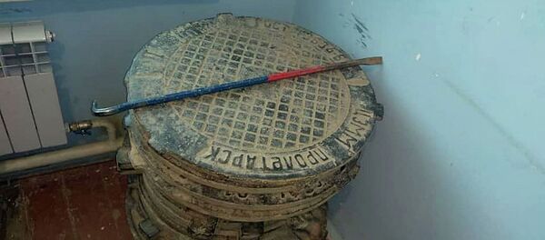 Кража крышек от люков у водоколонок в селе Бужум Баткена - Sputnik Кыргызстан