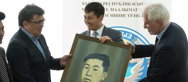 Государственному историческому музею вручили портреты двух кыргызстанцев, воевавших за свободу Франции во Второй мировой войне Государственному историческому музею вручили портреты двух кыргызстанцев, воевавших за свободу Франции во Второй мировой войне - Sputnik Кыргызстан