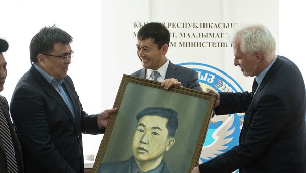 Государственному историческому музею вручили портреты двух кыргызстанцев, воевавших за свободу Франции во Второй мировой войне - Sputnik Кыргызстан