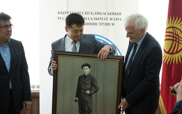 Государственному историческому музею вручили портреты двух кыргызстанцев, воевавших за свободу Франции во Второй мировой войне - Sputnik Кыргызстан
