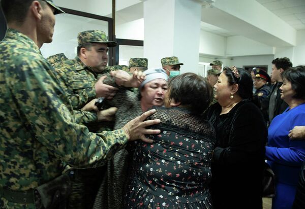 Позор! Что происходило на суде над экс-депутатом ЖК в Алматы. Видео драки - Sputnik Кыргызстан