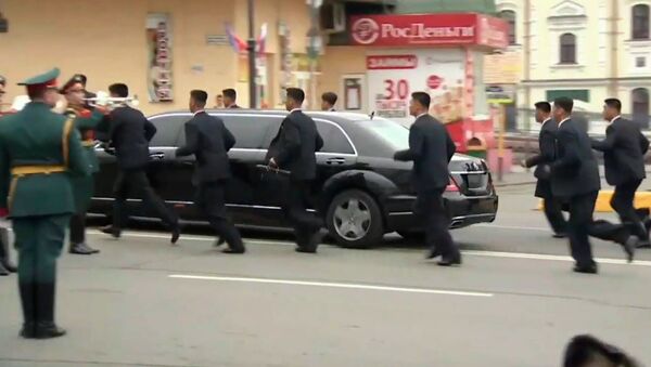 Как телохранители охраняли Ким Чен Ына в России — видео - Sputnik Кыргызстан