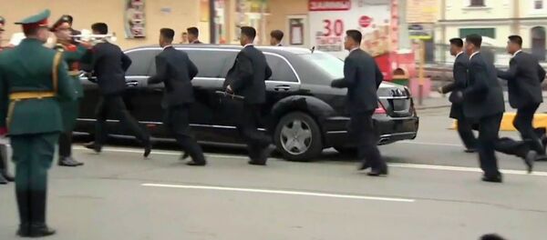 Как телохранители охраняли Ким Чен Ына в России — видео - Sputnik Кыргызстан