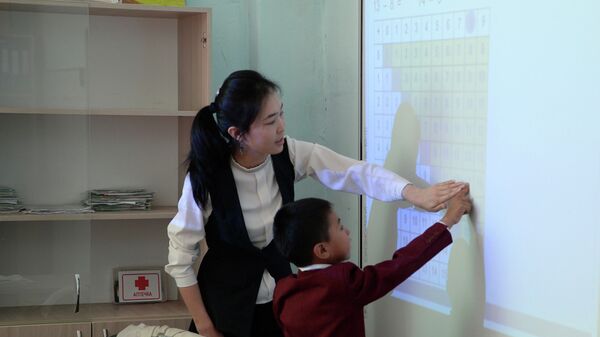 Учительница во время урока. Архивное фото - Sputnik Кыргызстан