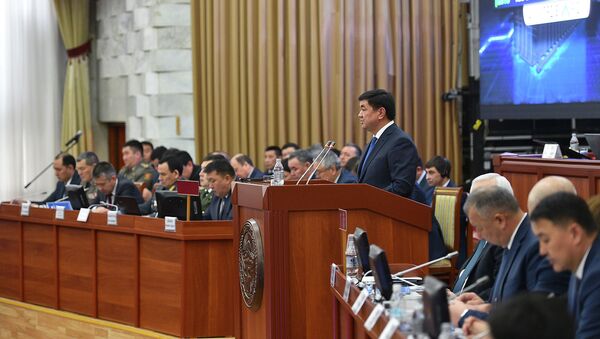 Премьер-министр Кыргызской Республики Мухаммедкалый Абылгазиев выступает на заседании ЖК. Архивное фото - Sputnik Кыргызстан