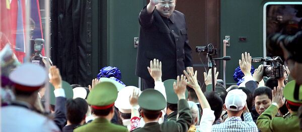 Лидер КНДР Ким Чен Ын у своего поезда во Вьетнаме - Sputnik Кыргызстан