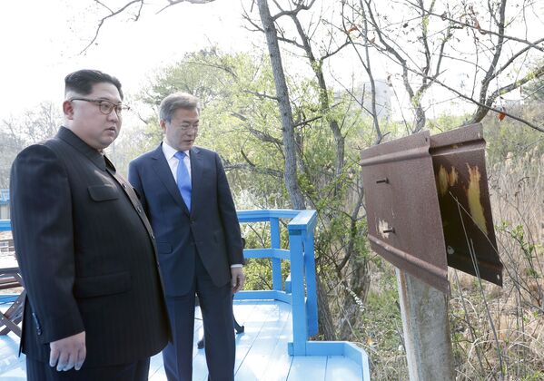 Лидер КНДР Ким Чен Ын и президент Южной Кореи Мун Джэин во время встречи в Южной Корее - Sputnik Кыргызстан