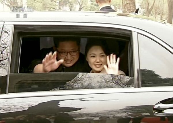 Лидер КНДР Ким Чен Ын с женой Ли Соль Чжу в Пекине. По данным СМИ, они поженились в 2011 году.  - Sputnik Кыргызстан