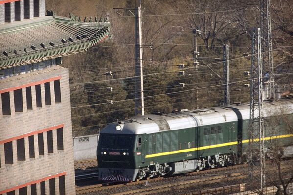 Поезд, на котором приехал лидер КНДР Ким Чен Ын, на железнодорожном вокзале Пекина. Он, как и отец, часто передвигается на бронепоезде.  - Sputnik Кыргызстан
