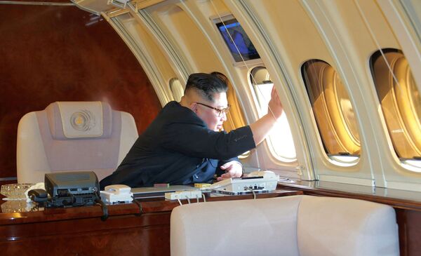 Лидер КНДР Ким Чен Ын в личном самолете перед вылетом из Пекина - Sputnik Кыргызстан