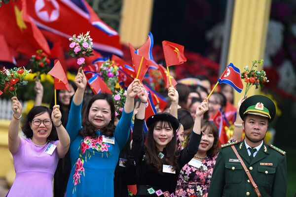 Вьетнамцы приветствуют лидера КНДР Ким Чен Ына на железнодорожном вокзале Dong Dang - Sputnik Кыргызстан