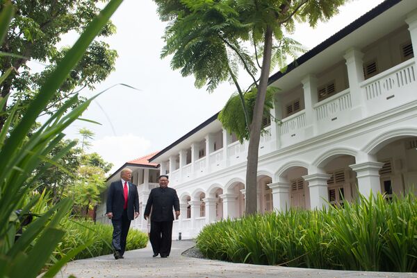 Президент США Дональд Трамп и лидер КНДР Ким Чен Ын в Сингапуре - Sputnik Кыргызстан