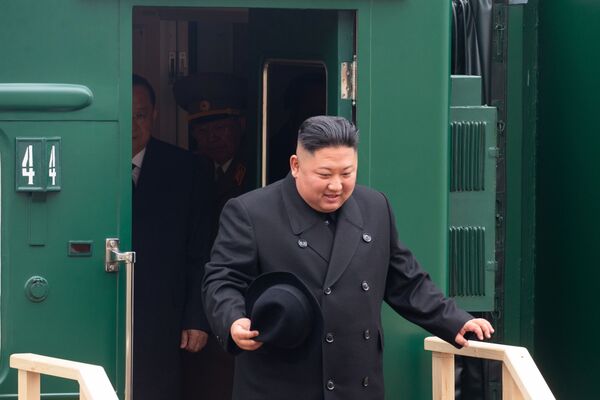 Лидер КНДР Ким Чен Ын выходит из своего бронепоезда на станции Хасан в Приморском крае - Sputnik Кыргызстан