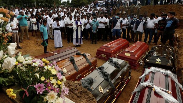 Похороны погибших при серии взрывов на Шри-Ланке. 24 апреля 2019 года - Sputnik Кыргызстан