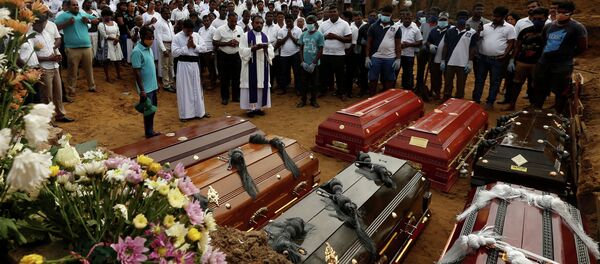 Похороны погибших при серии взрывов на Шри-Ланке. 24 апреля 2019 года Похороны погибших при серии взрывов на Шри-Ланке. 24 апреля 2019 года - Sputnik Кыргызстан