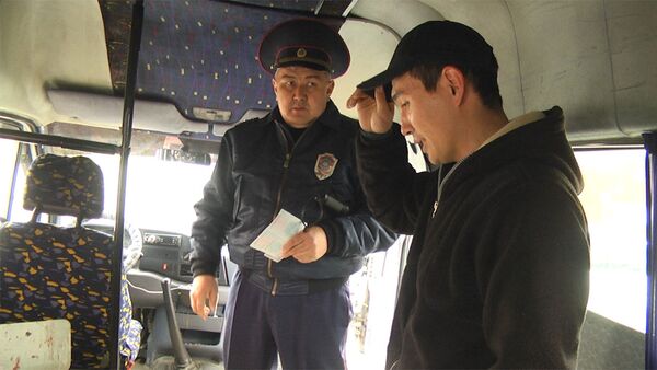 Как в Бишкеке водителей маршруток штрафовали — видео с рейда - Sputnik Кыргызстан