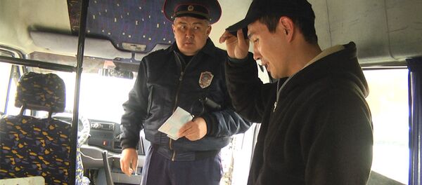 Как в Бишкеке водителей маршруток штрафовали — видео с рейда - Sputnik Кыргызстан