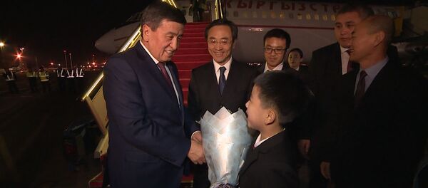 Сооронбай Жээнбековду Кытай кантип тосуп алды. Видео Сооронбай Жээнбековду Кытай кантип тосуп алды. Видео - Sputnik Кыргызстан