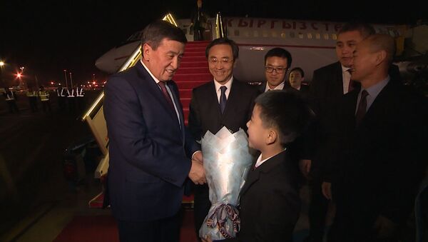 Китайский лимузин для Жээнбекова — как его встретили в Пекине. Видео - Sputnik Кыргызстан