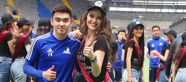 Финалистки конкурса красоты Мисс Казахстан 2019 сыграли футбол на стадионе вместе с футболистами столичного клуба Астана Финалистки конкурса красоты Мисс Казахстан 2019 сыграли футбол на стадионе вместе с футболистами столичного клуба Астана - Sputnik Кыргызстан