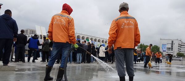 Сотрудники муниципального предприятия Тазалык мыли площадь Ала-Тоо в Бишкеке, несмотря на присутствие митингующих - Sputnik Кыргызстан