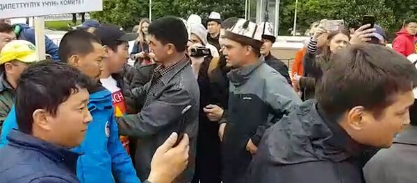 Во время митинга произошла потасовка из-за Равшана Жээнбекова. Видео - Sputnik Кыргызстан
