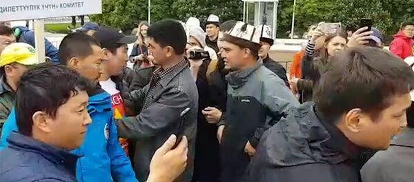 Тытып салат! Уранга каршы митингде Равшан Жээнбековдун айынан чыр чыкты. Видео - Sputnik Кыргызстан