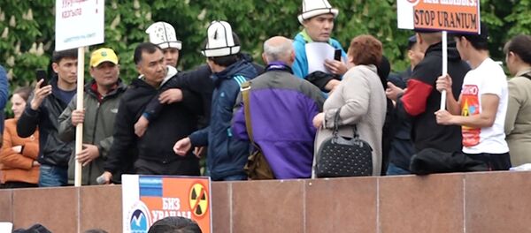 Равшан Жээнбековду жулкулдатып, микрофонун жулуп алышты. Митингдеги видео - Sputnik Кыргызстан