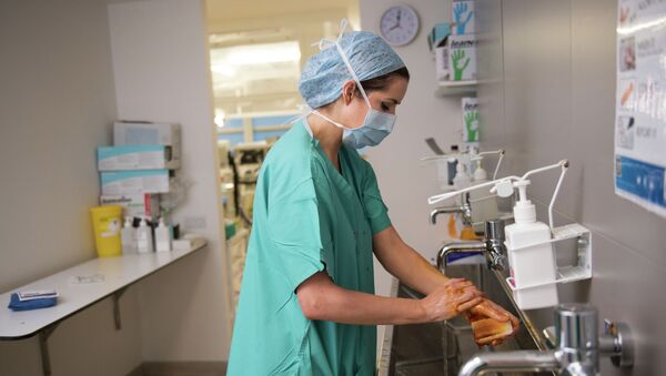 Врач готовится к операции в университетской больнице. Архивное фото - Sputnik Кыргызстан