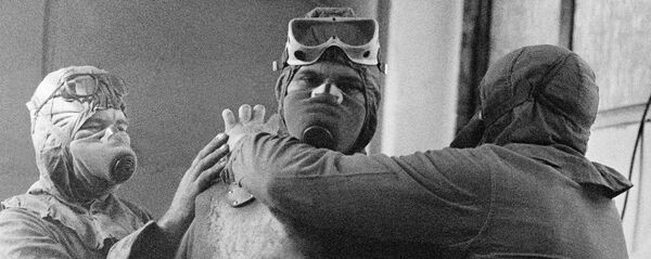 Группа ликвидаторов готовится выйти на крышу реактора Чернобыльской АЭС после катастрофы - Sputnik Кыргызстан