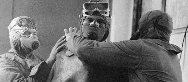 Группа ликвидаторов готовится выйти на крышу реактора Чернобыльской АЭС после катастрофы - Sputnik Кыргызстан