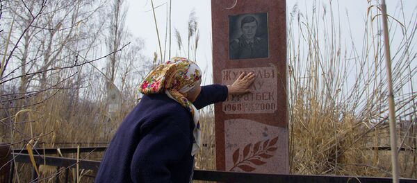 Баткенде өлгөн аскер 1000 сомго бааланганда. Уулунан айрылган энелердин видеосу - Sputnik Кыргызстан