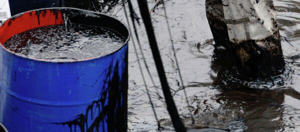 Ликвидация утечки мазута в подмосковном Королеве - Sputnik Кыргызстан