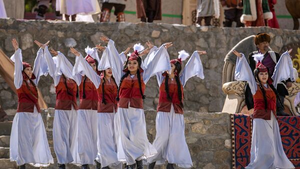 Улуттук кийим кийген кыздар. Архив - Sputnik Кыргызстан