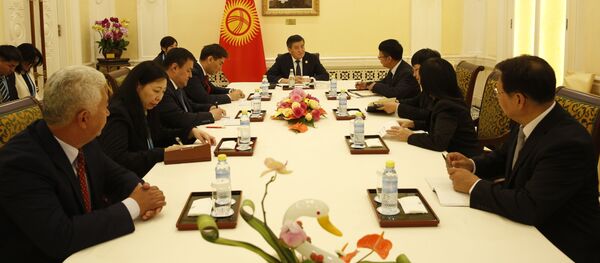 Президент Сооронбай Жээнбеков Кытайдын окумуштуулары менен кыргыздардын тарыхы тууралуу кытай жазууларын биргеликте изилдөөнү талкуулады Президент Сооронбай Жээнбеков Кытайдын окумуштуулары менен кыргыздардын тарыхы тууралуу кытай жазууларын биргеликте изилдөөнү талкуулады - Sputnik Кыргызстан