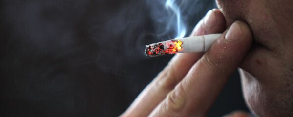 Курение в общественных местах Курение в общественных местах - Sputnik Кыргызстан