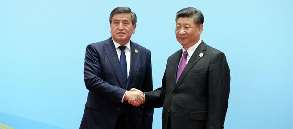 Президент КР Сооронбай Жээнбеков во время встречи с председателем КНР Си Цзиньпинем на сессии второго форума Один пояс — один путь в Пекине - Sputnik Кыргызстан