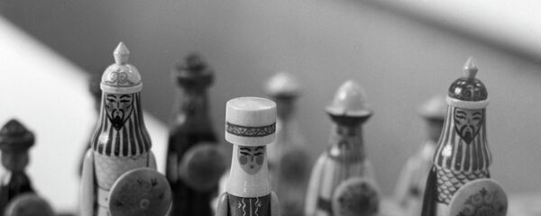 Манас эпоснун каарамандары чагылдыралган шахмат фигуралары. Архив - Sputnik Кыргызстан