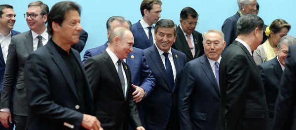 Президент КР Сооронбай Жээнбеков на церемонии совместного фотографирования глав делегаций стран-участников форума международного сотрудничества Один пояс - один путь в Пекине - Sputnik Кыргызстан