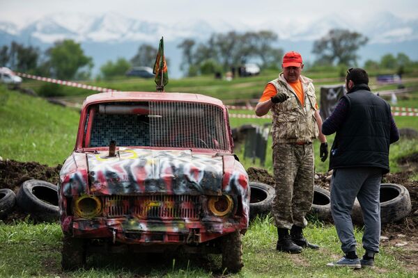 Гонки на выживание на автодроме Колизей в селе Джал Чуйской области - Sputnik Кыргызстан