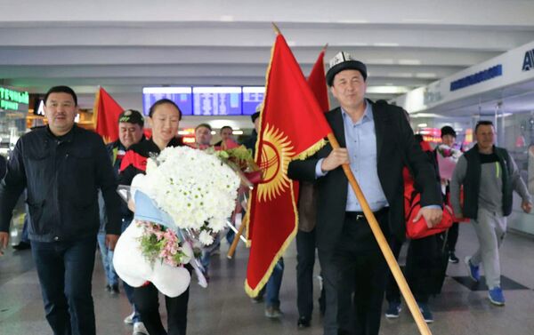 Тыныбекову в 8:20 встретили представители Федерации женской борьбы и активисты, прибывшие в аэропорт Манас на пяти автомобилях. - Sputnik Кыргызстан