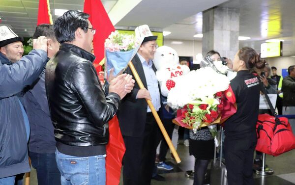 Кыргызстанка Айсулуу Тыныбекова сегодня вернулась в Бишкек после выступления на Чемпионате Азии по борьбе в Китае. - Sputnik Кыргызстан