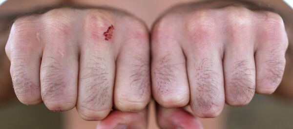 Мужчина показывает кулак. Архивное фото - Sputnik Кыргызстан