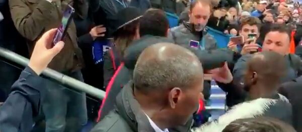 Неймар оюндан утулгандан кийин күйөрманын муштап жиберди. Видео - Sputnik Кыргызстан