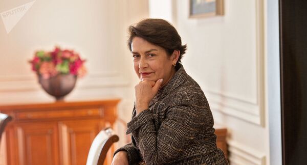 Айгүл Токоева менен Зироатхон Хошимованын артынан келгендер. КМШнын жаңы канайымдары - Sputnik Кыргызстан