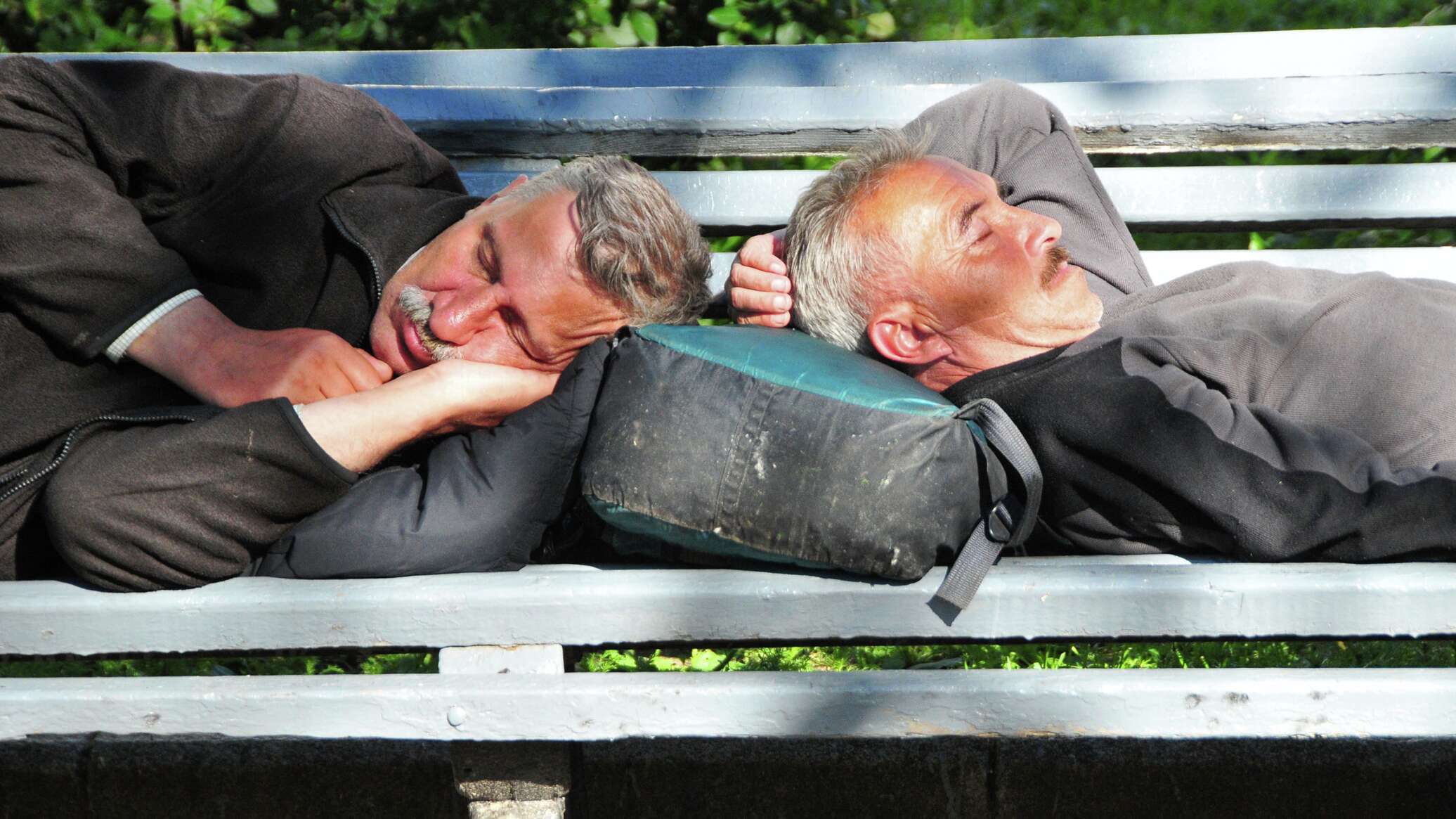 Спящие пьяные мужчины. Спящий мужик на скамейке.